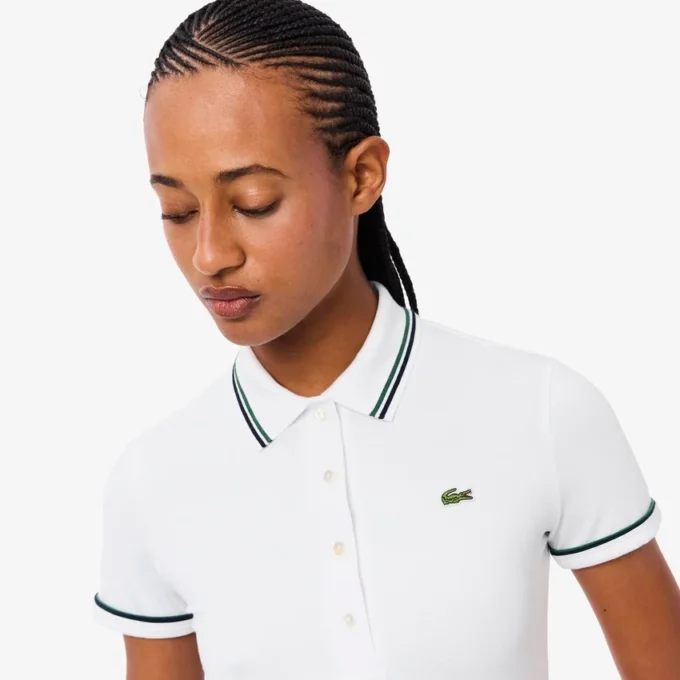 Polo de mujer L.12.D de corte entallado con detalles de ribete
