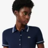 Polo de mujer L.12.D de corte entallado con detalles de ribete