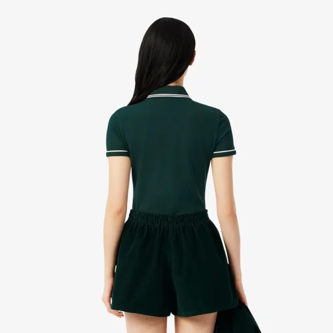 Polo de mujer L.12.D de corte entallado con detalles de ribete
