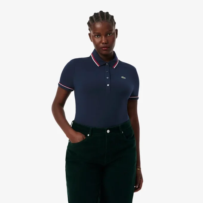 Polo de mujer L.12.D de corte entallado con detalles de ribete