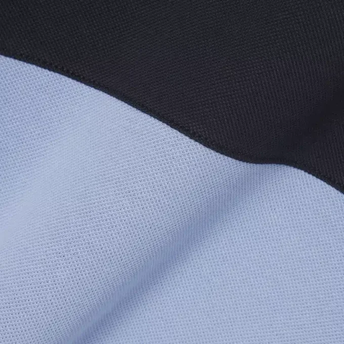 Polo de piqué con bloques de color y corte regular