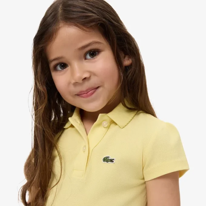 Polo de piqué con cuello festoneado para niña