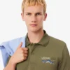Polo de piqué con motivo bordado y corte clásico para hombre