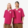 Polo oversize de satén con detalle de insignia de pasarela
