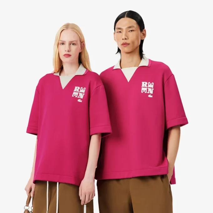 Polo oversize de satén con detalle de insignia de pasarela