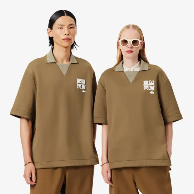 Polo oversize de satén con detalle de insignia de pasarela