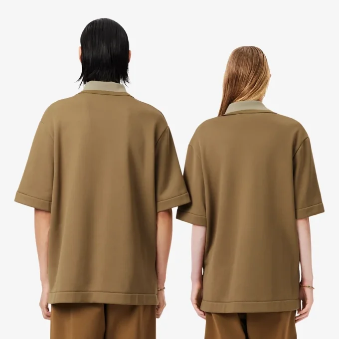 Polo oversize de satén con detalle de insignia de pasarela