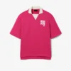 Polo oversize de satén con detalle de insignia de pasarela