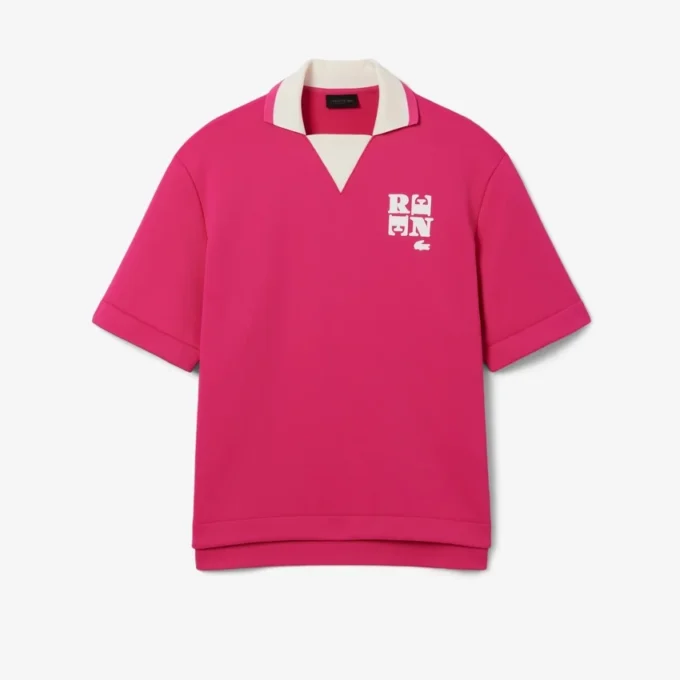 Polo oversize de satén con detalle de insignia de pasarela