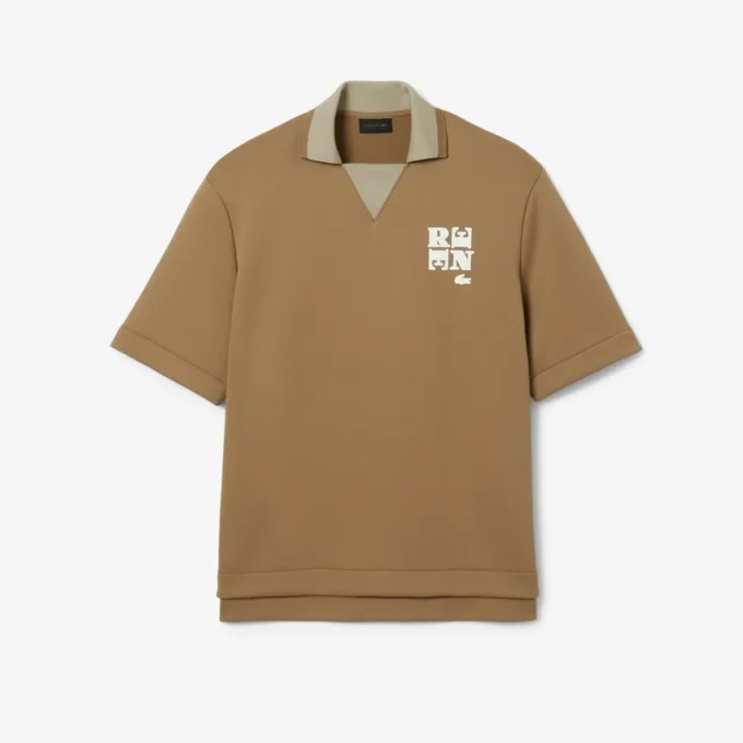 Polo oversize de satén con detalle de insignia de pasarela