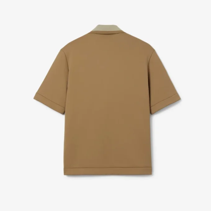 Polo oversize de satén con detalle de insignia de pasarela