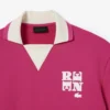 Polo oversize de satén con detalle de insignia de pasarela
