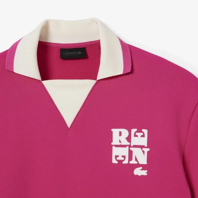 Polo oversize de satén con detalle de insignia de pasarela
