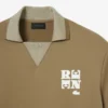 Polo oversize de satén con detalle de insignia de pasarela