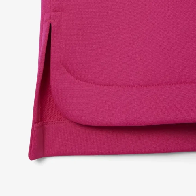 Polo oversize de satén con detalle de insignia de pasarela