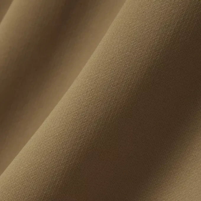 Polo oversize de satén con detalle de insignia de pasarela
