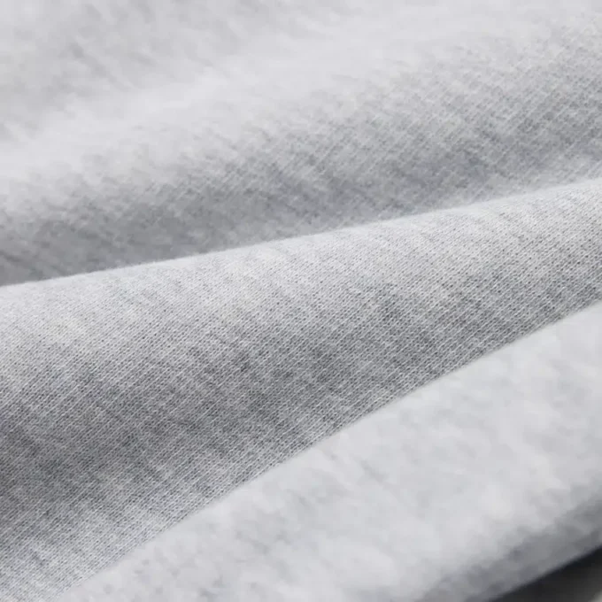 Sudadera con capucha y bolsillo canguro para niño