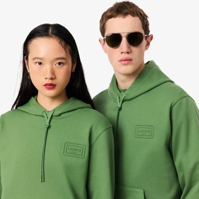 Sudadera con capucha y logotipo en relieve