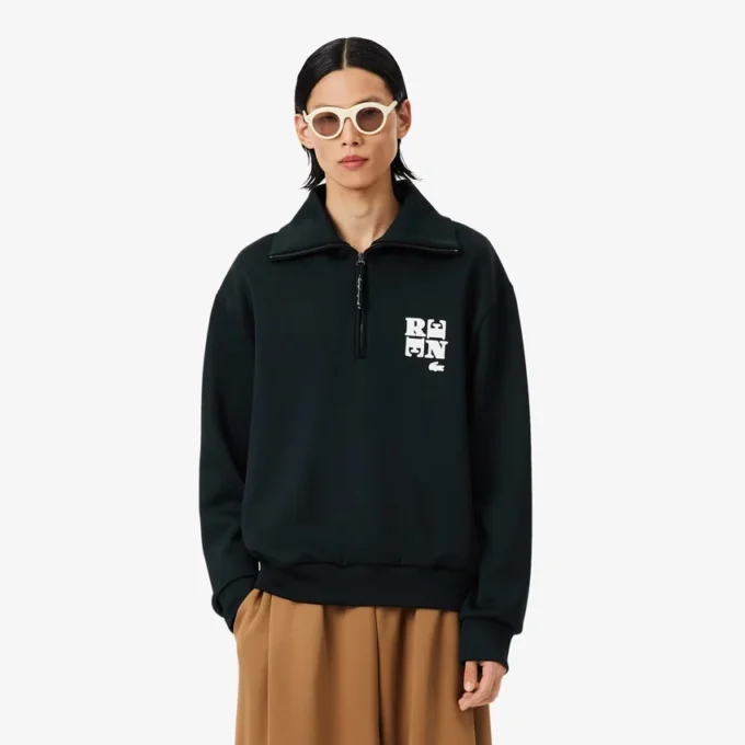 Sudadera con cuello alto, cremallera y detalle de insignia de la pasarela