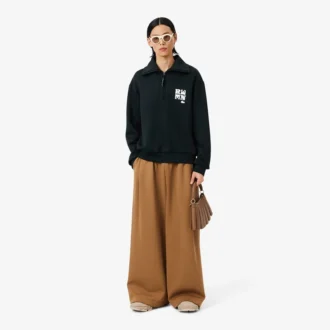 Sudadera con cuello alto, cremallera y detalle de insignia de la pasarela