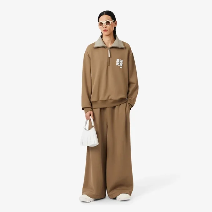 Sudadera con cuello alto, cremallera y detalle de insignia de la pasarela