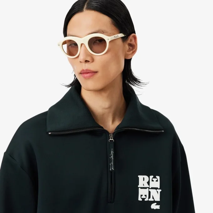 Sudadera con cuello alto, cremallera y detalle de insignia de la pasarela