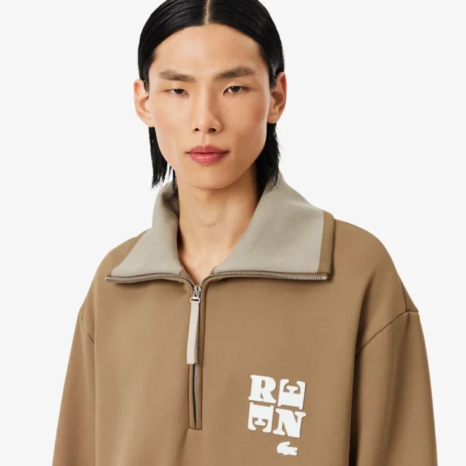 Sudadera con cuello alto, cremallera y detalle de insignia de la pasarela