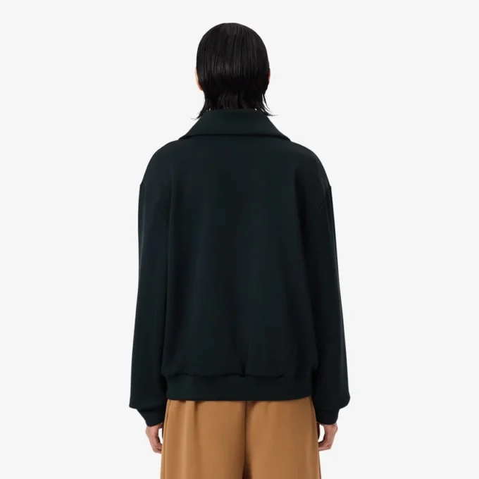 Sudadera con cuello alto, cremallera y detalle de insignia de la pasarela