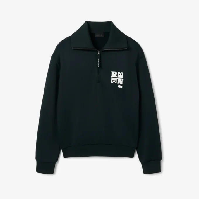 Sudadera con cuello alto, cremallera y detalle de insignia de la pasarela
