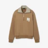 Sudadera con cuello alto, cremallera y detalle de insignia de la pasarela