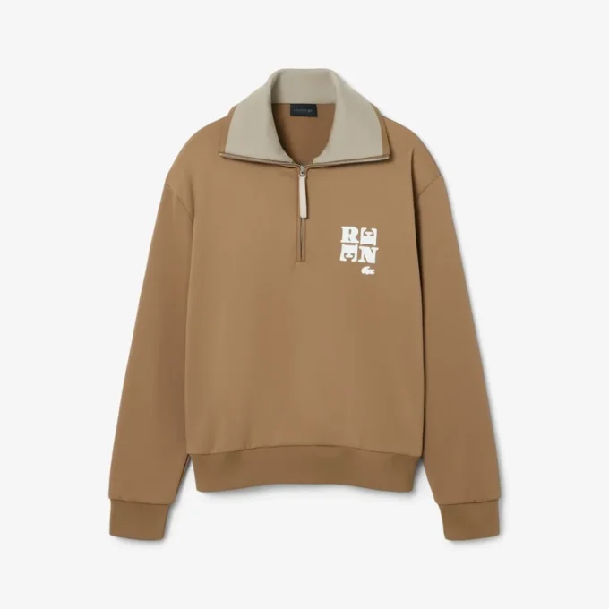 Sudadera con cuello alto, cremallera y detalle de insignia de la pasarela