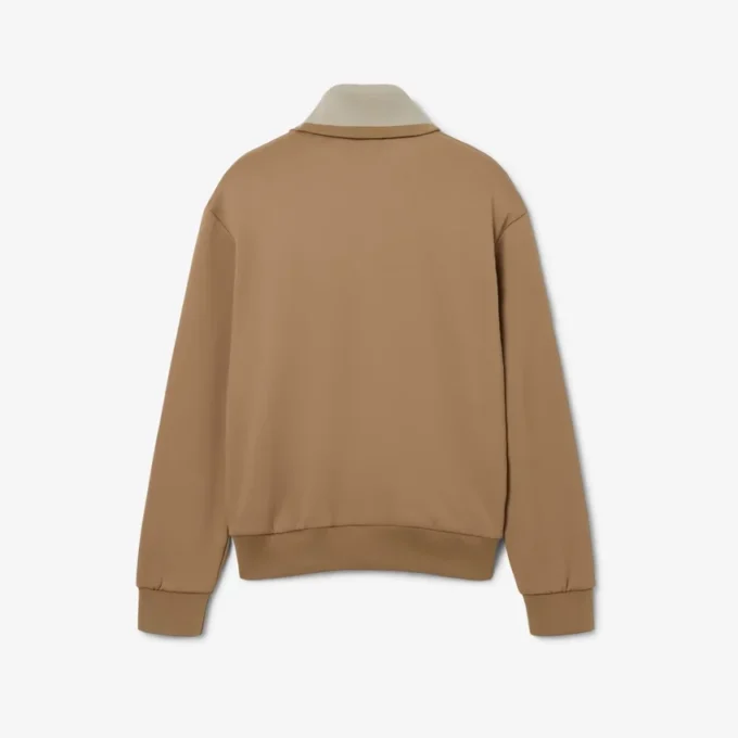 Sudadera con cuello alto, cremallera y detalle de insignia de la pasarela