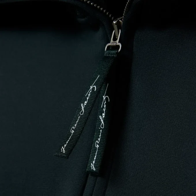 Sudadera con cuello alto, cremallera y detalle de insignia de la pasarela