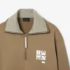 Sudadera con cuello alto, cremallera y detalle de insignia de la pasarela
