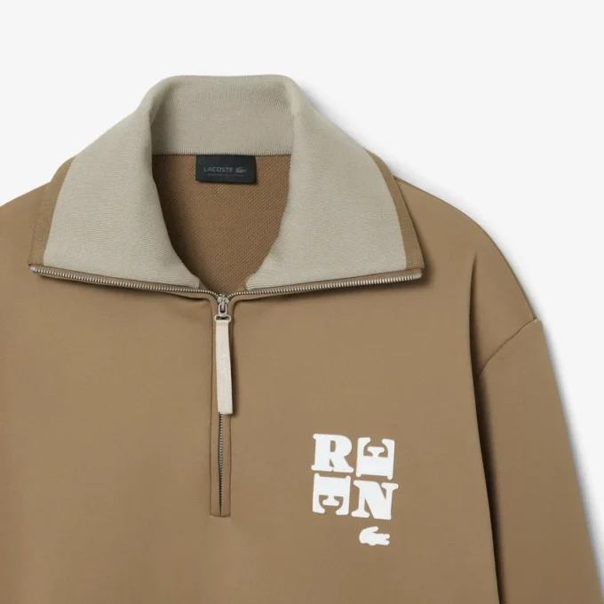 Sudadera con cuello alto, cremallera y detalle de insignia de la pasarela