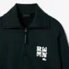 Sudadera con cuello alto, cremallera y detalle de insignia de la pasarela