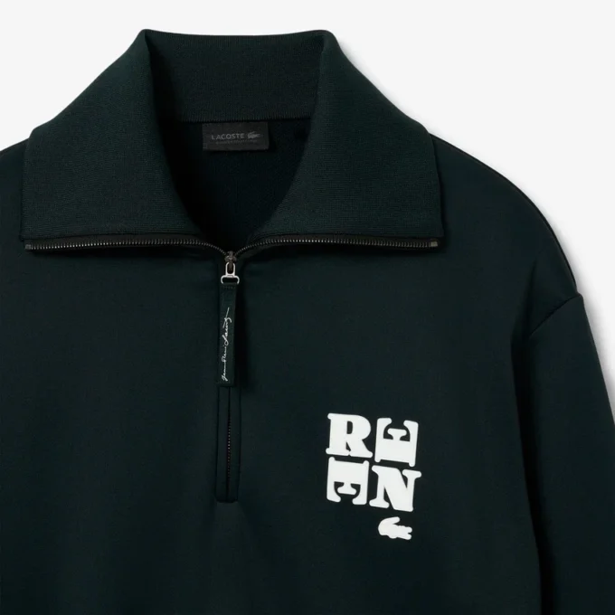 Sudadera con cuello alto, cremallera y detalle de insignia de la pasarela