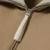 Sudadera con cuello alto, cremallera y detalle de insignia de la pasarela