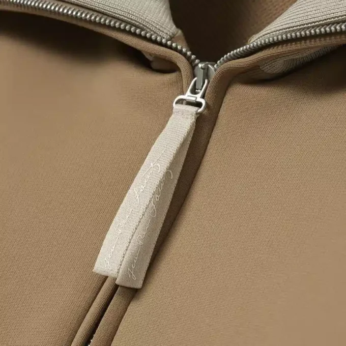 Sudadera con cuello alto, cremallera y detalle de insignia de la pasarela