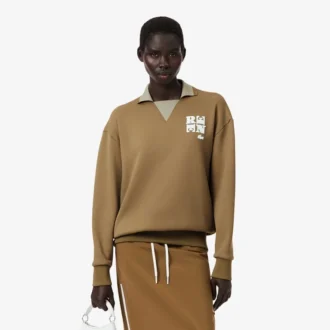 Sudadera con detalle de insignia en el cuello de polo de la pasarela