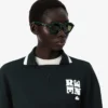 Sudadera con detalle de insignia en el cuello de polo de la pasarela