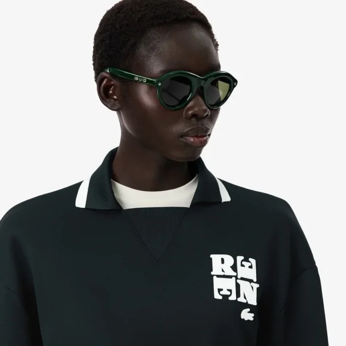 Sudadera con detalle de insignia en el cuello de polo de la pasarela