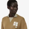 Sudadera con detalle de insignia en el cuello de polo de la pasarela