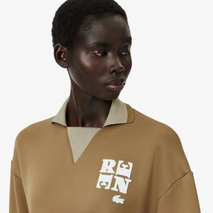 Sudadera con detalle de insignia en el cuello de polo de la pasarela