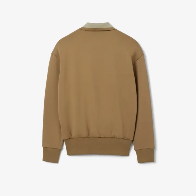 Sudadera con detalle de insignia en el cuello de polo de la pasarela