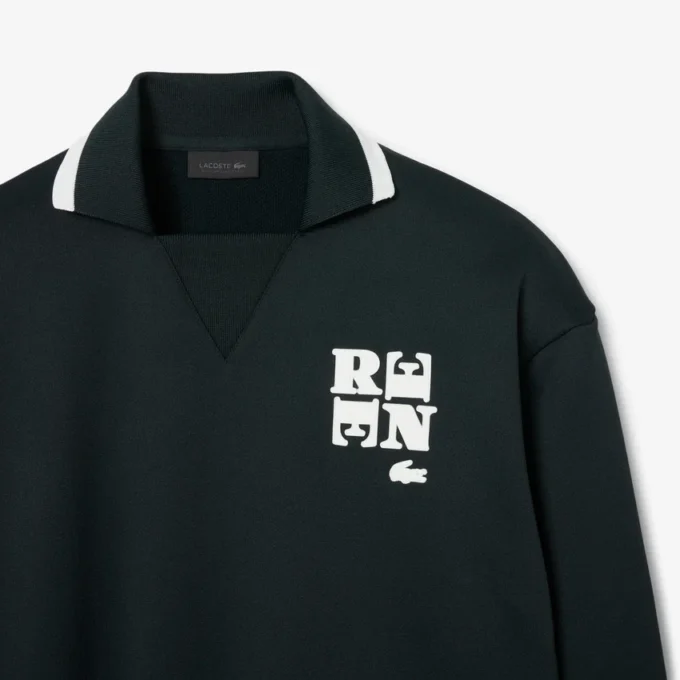 Sudadera con detalle de insignia en el cuello de polo de la pasarela