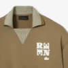 Sudadera con detalle de insignia en el cuello de polo de la pasarela