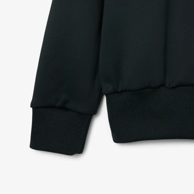 Sudadera con detalle de insignia en el cuello de polo de la pasarela