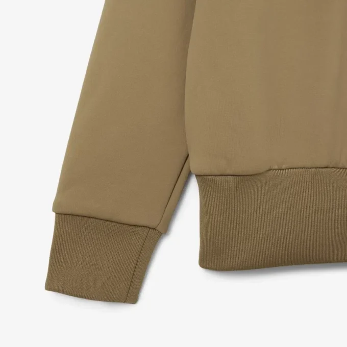 Sudadera con detalle de insignia en el cuello de polo de la pasarela