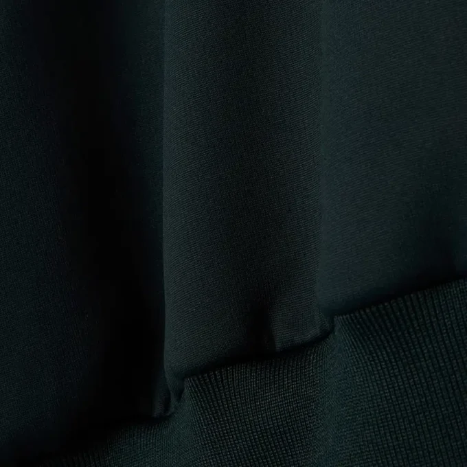 Sudadera con detalle de insignia en el cuello de polo de la pasarela